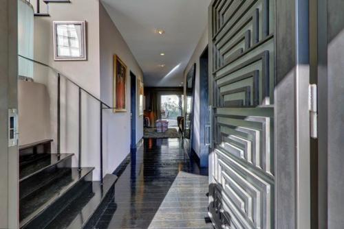 Дом Адама ламберта имеет площадь около 350-ти квадратных метров и расположен на голливудских холмах. 04