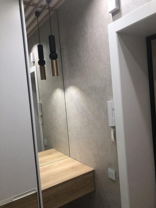 Квартира начинается с прихожей, сделали ремонт по последней моде так сказать. 02