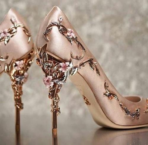 Цвет (цвет солнца), символизирует тепло, солнечный свет, сияние, богатство, красоту, славу, победу, мудрость, опыт. 06