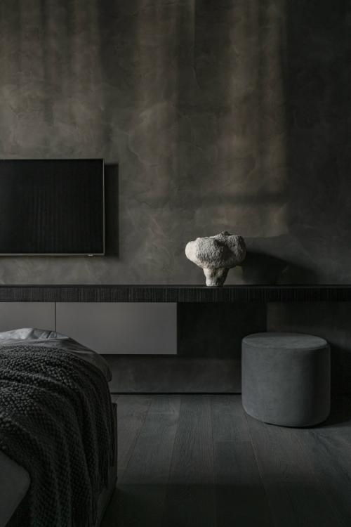 Интерьер построенный на контрастах: светлые поверхности и глубокие акценты, мягкие линии и чёткая геометрия света. 07