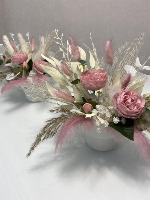 В продаже композиции из искусственных цветов. 08