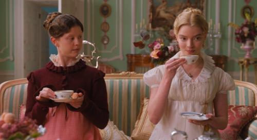 Вчера в нашем домашнем кинозале подавали глинтвейн и показывали. 01