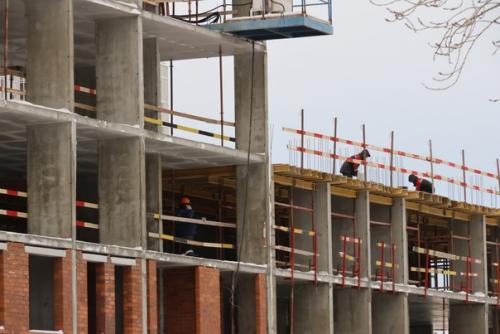 В центре города продолжается строительство жилого комплекса Victory Park. 03