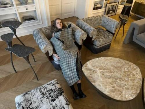 Ксения Собчак показала квартиру за миллиард: элитная мебель, экзотическая кожа, мрамор и дерево. 02