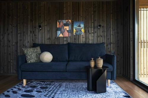 Интерьер выполнен в тёплых, насыщенных природных оттенках: глубокие коричневые, терракотовые и охристые тона создают ощущение уюта и защищённости. 05