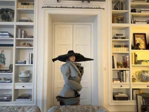 Ксения Собчак показала квартиру за миллиард: элитная мебель, экзотическая кожа, мрамор и дерево. 03