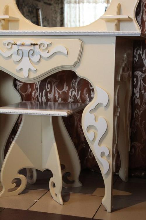 Элегантный туалетный столик ручной роботы, выполненный в классическом стиле. 01