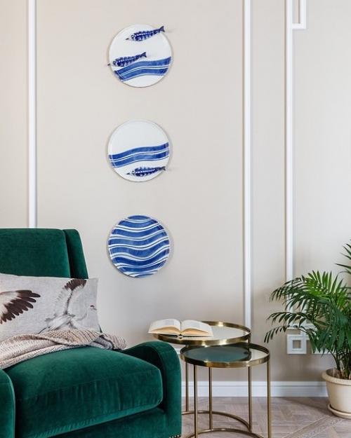 Интерьер этой двухкомнатной московской квартиры создавался с учетом увлечений владелицы Востоком и Гжелью. 05