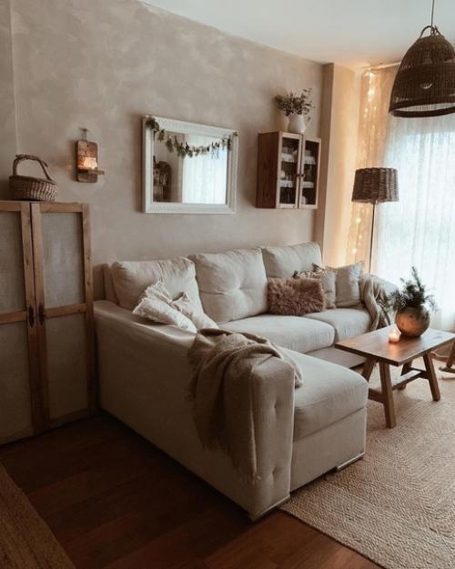 Только в том случае, если подходящей картины или постера не нашлось для гостиной, можно просто повесить подходящее по размеру зеркало! 01