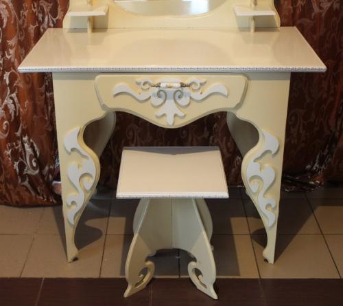 Элегантный туалетный столик ручной роботы, выполненный в классическом стиле. 03
