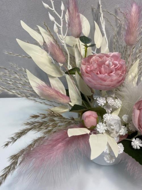 В продаже композиции из искусственных цветов. 05