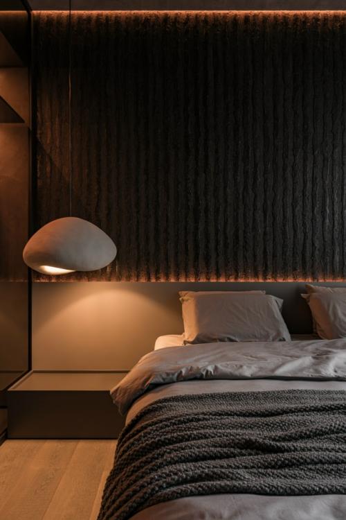 Интерьер построенный на контрастах: светлые поверхности и глубокие акценты, мягкие линии и чёткая геометрия света. 06