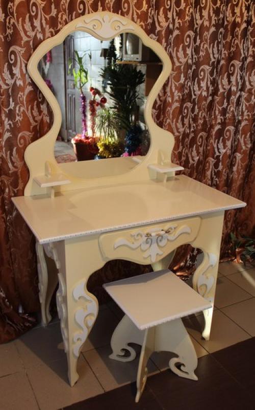 Элегантный туалетный столик ручной роботы, выполненный в классическом стиле. 06