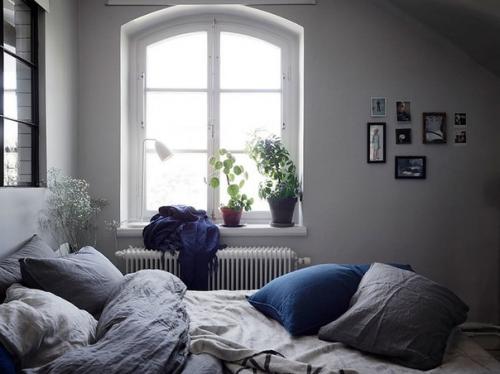 Скандинавский интерьер с яркими акцентами и внутренними окнами //01. 07