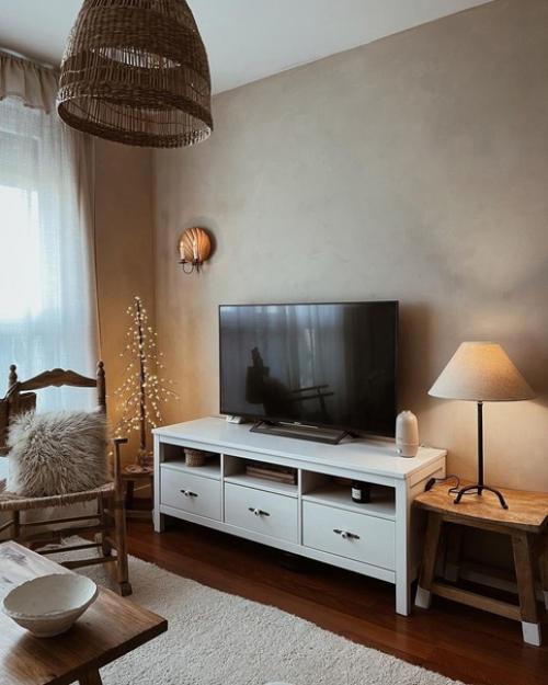 Только в том случае, если подходящей картины или постера не нашлось для гостиной, можно просто повесить подходящее по размеру зеркало! 02