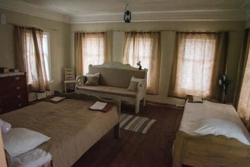 В продолжение темы где Остановиться в Сольвычегодске, стоит сказать, что помимо показанного ниже земского дома есть ещё вот что: 01