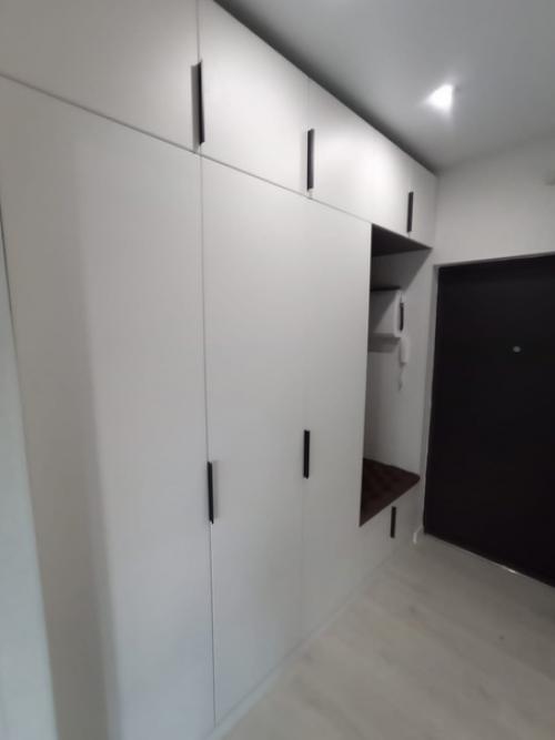 Шкафы с распашными фасадами, геометрически точные, идеальные по функционалу, безупречно стильные, - для вас. 08