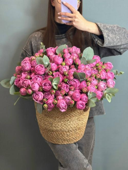 Композиция с кустовой розой Мисти Баблс в плетёном кашпо: нежность в каждом бутоне. 02 Композиция с кустовой розой Мисти Баблс в плетёном кашпо: нежность в каждом бутоне. 02