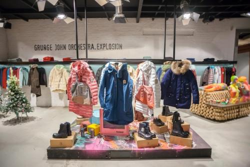 22 октября 2011 года в историческом центре Москвы на никитском бульваре, в доме 1927 года постройки, открыл свои двери флагманский магазин GJO. 02