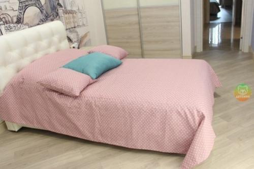 Чудесный интерьер спальни, оформленной в конфетных тонах, для девочки. 07