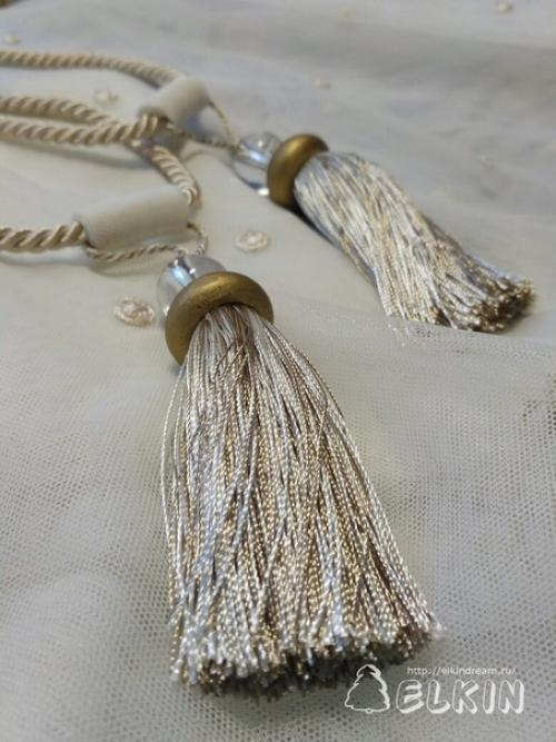 И снова кухня, на этот раз с выходом на балкон, потому убранство окна минималистичное, функциональное, но очень нежное! 06