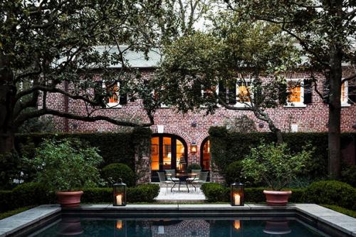 Альбом номер 2. интерьер в тёплых тонах и чудесный сад: превращение каретного двора XIX века в уютный дом в чарльстоне. 01