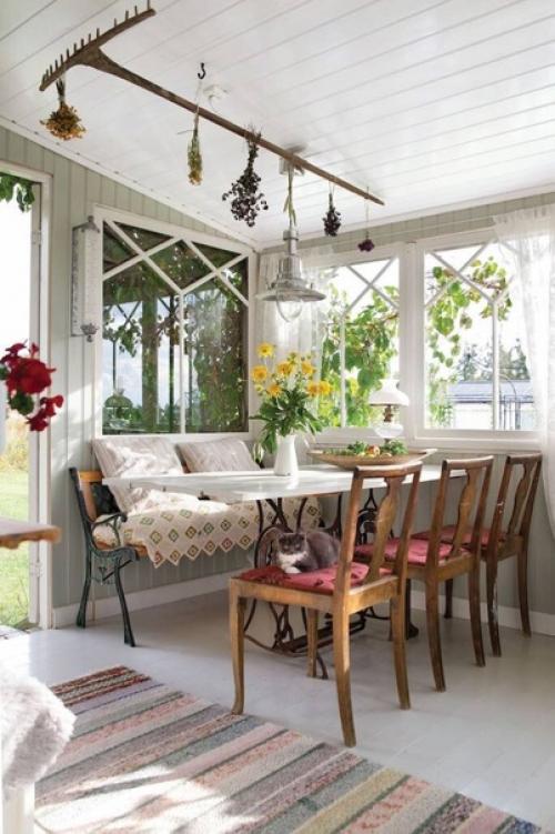 Еще один вдохновляющий пример, как семейная пара приобрела и восстановила старый дом, сохранив старинную мебель. 05