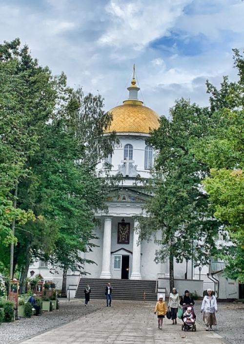 Псково - печерский монастырь основан в 1473 году и ни разу не закрывался. 04