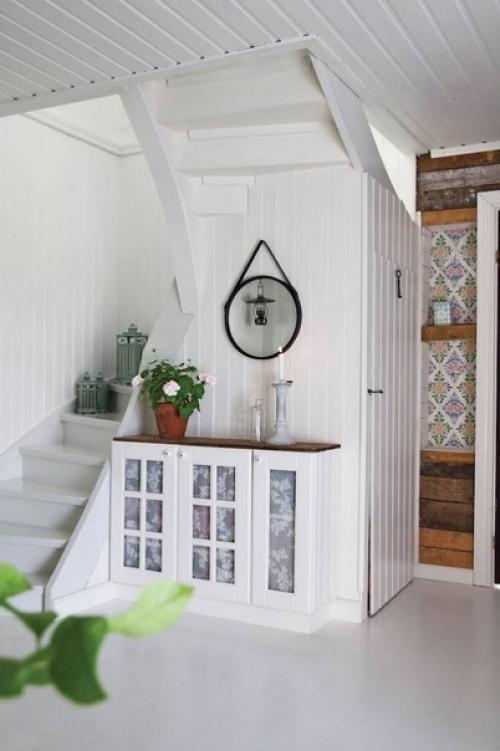 Еще один вдохновляющий пример, как семейная пара приобрела и восстановила старый дом, сохранив старинную мебель. 01