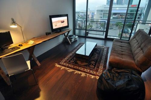 Дизайн интерьера для небольшой квартиры - студии от Ike Bahadourian. 02