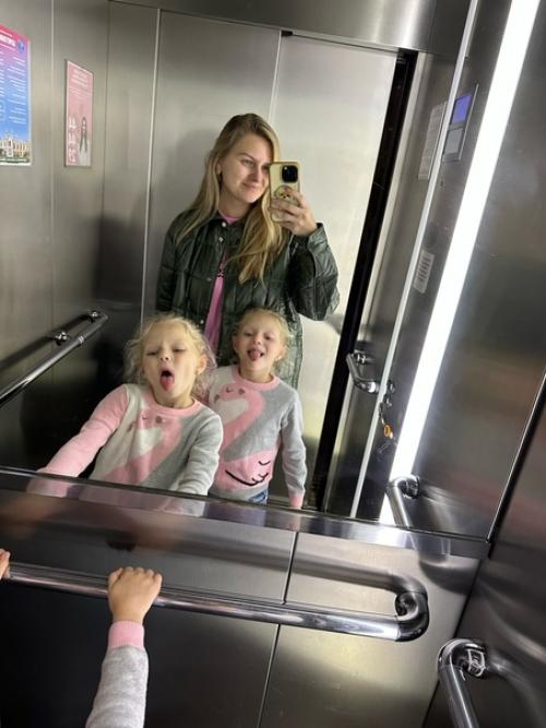 Стенка - культовый предмет мебели, о котором вспоминают в первую очередь, если речь заходит о советских квартирах и интерьерах девяностых. 04