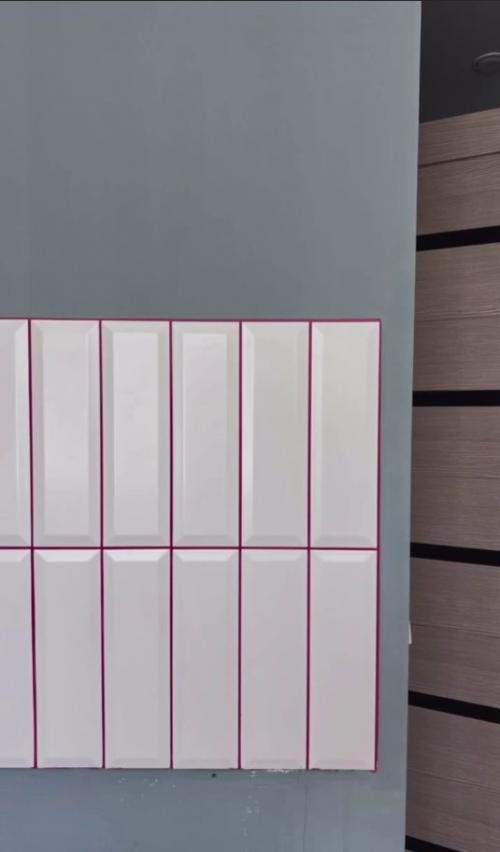 Самое необычное решение для интерьера: сделать затирку на плитке ни белой, ни чёрной, а красной. 04