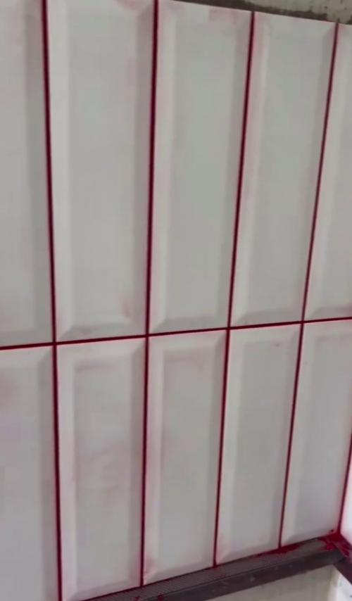 Самое необычное решение для интерьера: сделать затирку на плитке ни белой, ни чёрной, а красной. 03