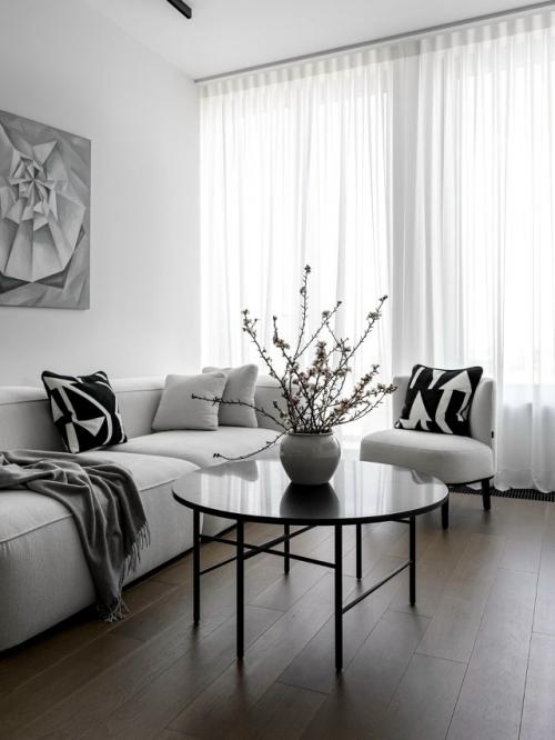 Минималистичная и лаконичная, эта квартира - пример того, как даже монохром может быть выразительным. 01