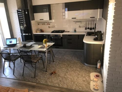 Моя кухня гостиная немного не доделали нет посудомойки, потолки не натянуты нет дивана и так по мелочи. 03