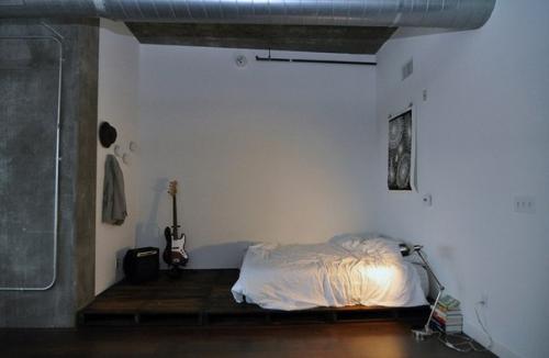 Дизайн интерьера для небольшой квартиры - студии от Ike Bahadourian. 06