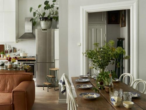 Очаровательный творческий беспорядок и разнообразие деталей в интерьере квартиры в Швеции. 05