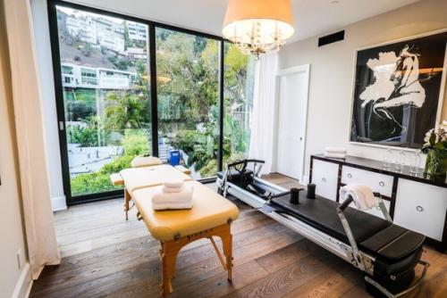 У знаменитых актеров Эмили блант и Джона красински в голливуд хилс есть роскошный особняк, построенный в стиле модернизм. 05