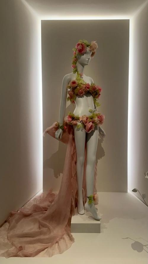 Выставка Les Fleurs d'Yves Saint Laurent в фонде YSL / Париж. 08