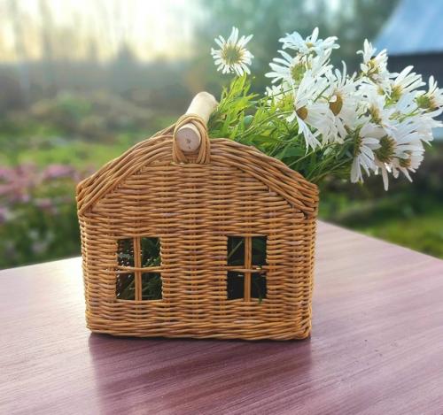 Корзина - домик с деревянной ручкой. 03