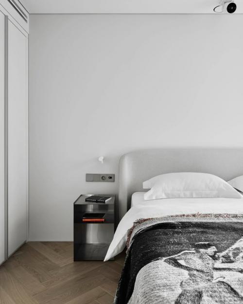 Эта квартира в московском старом фонде - глубоко личный проект дизайнера Евгения малышкина, который он создавал для себя и своей супруги. 06