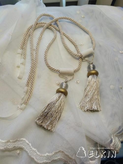 И снова кухня, на этот раз с выходом на балкон, потому убранство окна минималистичное, функциональное, но очень нежное! 07