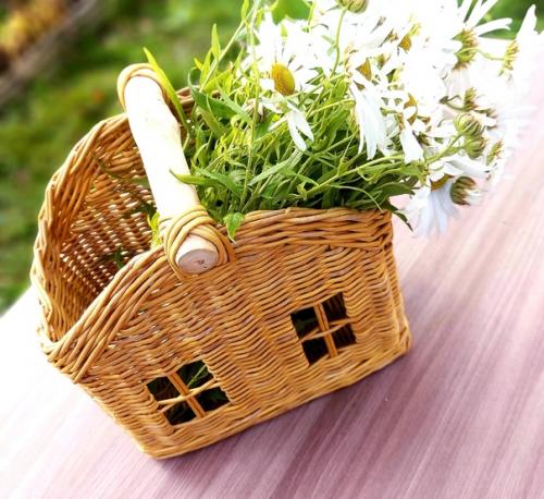 Корзина - домик с деревянной ручкой. 02