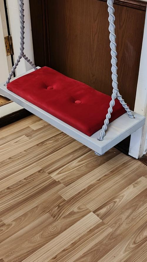 Подвесные качели становятся всё популярнее среди любителей уютных интерьеров и креативных пространств.