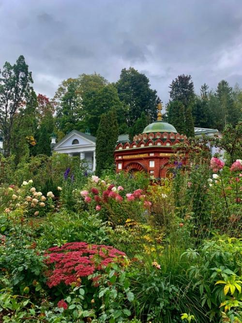 Псково - печерский монастырь основан в 1473 году и ни разу не закрывался. 05