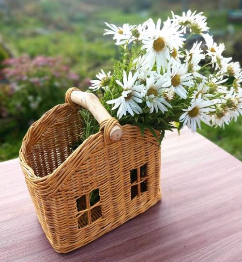 Корзина - домик с деревянной ручкой. 01