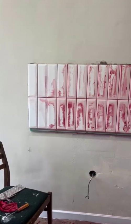 Самое необычное решение для интерьера: сделать затирку на плитке ни белой, ни чёрной, а красной. 02