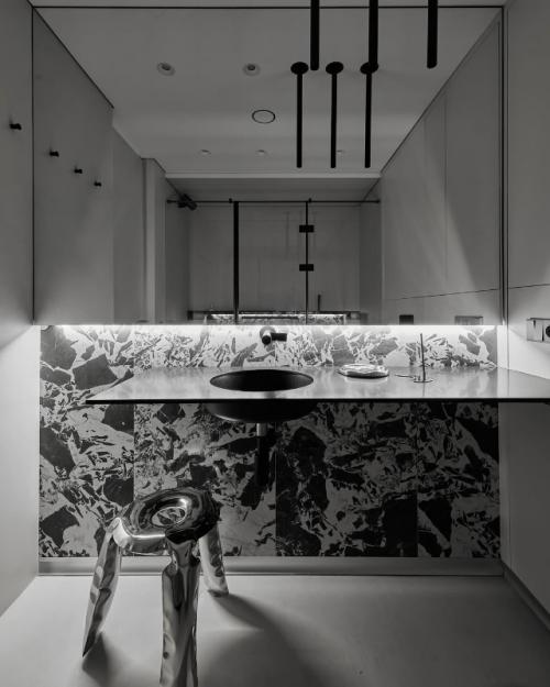 Эта квартира в московском старом фонде - глубоко личный проект дизайнера Евгения малышкина, который он создавал для себя и своей супруги. 08