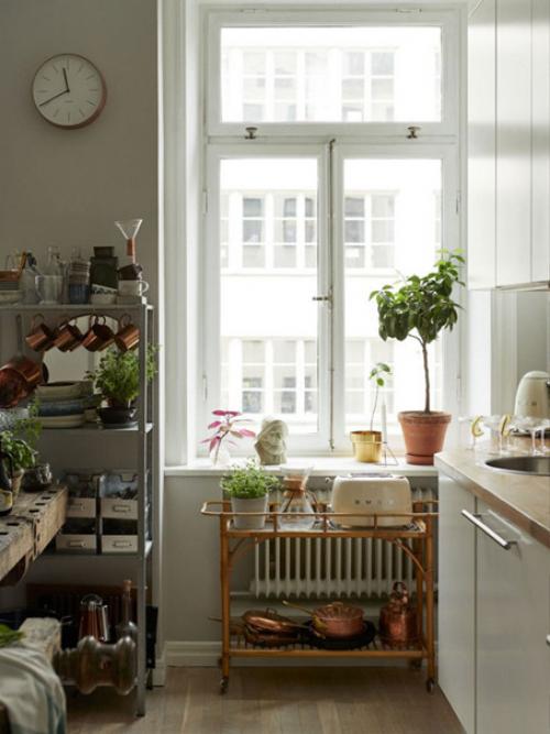 Очаровательный творческий беспорядок и разнообразие деталей в интерьере квартиры в Швеции. 04