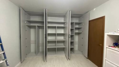 Шкафы с распашными фасадами, геометрически точные, идеальные по функционалу, безупречно стильные, - для вас. 06